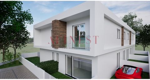 RC shop inserted in a plot of 3 villas in Fernão Ferro Store with 23m2, patio of 13.93m2 and parking space for 2 cars, this space has the following characteristics: WC with 3m2 False ceilings with Leds Ceramic floor PVC Windows Double glazing Air con...