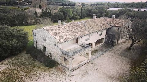 You want to find calm and space in the Provençal drome. This farmhouse with an area of ​​522m2 on land of more than 2 hectares will delight you. It has 8 bedrooms with bathrooms and 4 bories scattered in the woods. Located in Chamaret, close to all a...