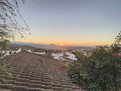 Charming house in one of the best areas of the village of Archidona, in the upper part. Surrounded by nature with incredible views of the village and the surrounding mountains (Peñon de los enamorados). Consists of four bedrooms, lounge with fireplac...