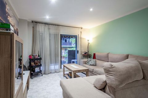 CENTURY21 Les Santes shows you, very close of this beautiful city center in the Oriental valleys, an ideal apartment for your family. A 5-minute walk from the center of Granollers in the Font Verda neighborhood near schools, Hospital and other servic...