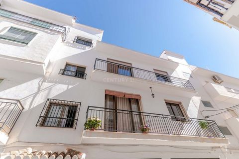 Easy access, good lighting and excellent distribution and location are the great qualities of this two-story building in the center of Salobreña, on the Costa Tropical. The property is located in the center of town, in a quiet area with quick access ...