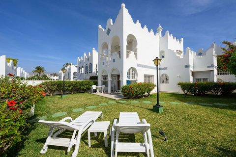Magnifique propriété unique et indépendante à Playa del Ingles. Cette propriété très unique est située dans le complexe populaire de Montegolf sur un terrain d'angle avec des vues exceptionnelles. Le premier étage dispose d'un séjour spacieux et lumi...