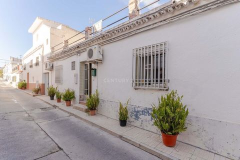 This little house with a garden and winery is for sale in the municipality of Lobres (Salobreña), just 10 minutes from the beach. Located on the Costa Tropical, this small town belonging to the municipality of Salobreña offers services such as a heal...