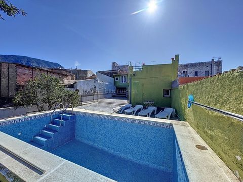 This impressive town house with a private pool, is located in the charming and quiet town of Palau Saverdera, is located on a 526 m2 plot, in the center of the town. It is located less than 5 km from the beaches of Roses. The house has a bright and s...