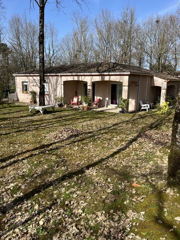 Exclusively to La Tribune de l'Immobilier, Ideally located in the town of Moirax (7min from the O'green area) in a quiet and wooded environment, we offer you the purchase of this villa with 3 bedrooms and a terrace of good depth, and a large garden. ...