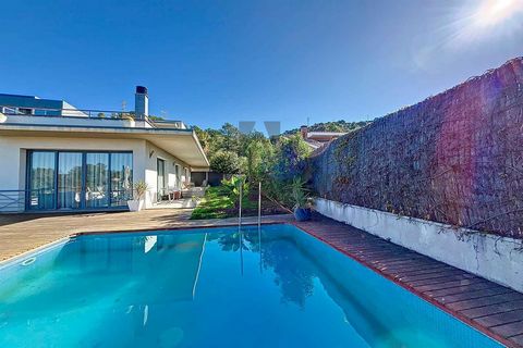 Detached villa for sale with 480m2 built on a plot of 717m2, with a private pool of 25 m2, garden area, porch with barbecue, and a 100 m2 garage for 4 cars. Located in the privileged area of La Levantina in Sitges, with direct access to the C-32 moto...