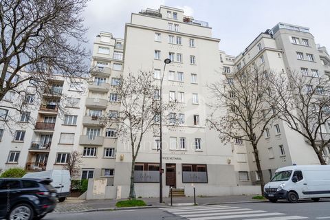 SIA IMMOBILIER VOUS PROPOSE EN EXCLUSIVITE, un appartement dans un bel immeuble ancien en limite de Paris, entre la Porte et la Mairie des Lilas. Ce bien de type F2 au premier étage avec ascenseur, d'une superficie de 42.25 m2 comprend : Une entrée, ...