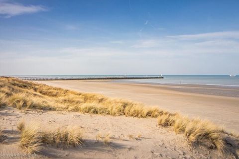 Studio centrally located on the sea wall for 4 people Narrow passage to spacious shower Cleaning supplies in basement storage. digital TV and internet Small pets allowed Nestled in the serene coastal town of Nieuwpoort, this exquisite apartment offer...