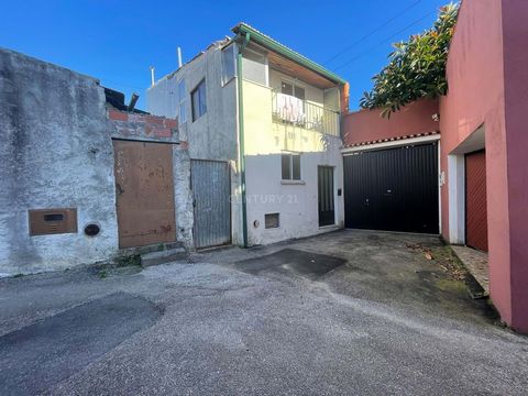 2 bedroom villa to recover about 10 minutes from the city of Coimbra. Spread over two floors. At the entrance level we find a living room, kitchen and toilet. On the first floor 2 bedrooms and 1 bathroom. Buying a property to remodel allows you to tu...