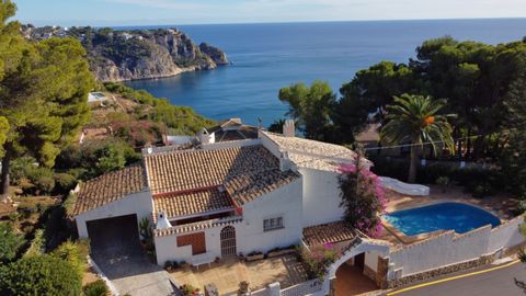 In een bevoorrechte omgeving van Jávea, met een prachtig uitzicht op zee, vindt u deze gezellige villa, op slechts 3 minuten rijden van het strand van ''La Granadella''. De woning heeft een mooi perceel met een gemakkelijk te onderhouden tuin met aut...