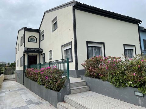This V6+2 type villa located in São Roque, on the outskirts of Ponta Delgada, with 434.02 m2 of private area, 101.01 m2 of dependent area, inserted in a plot of 545 m2, of which 216 m2 concern the implantation of the immobile. It has 3 floors and con...