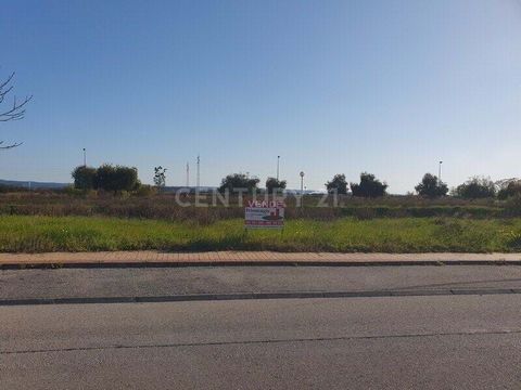 Do you want to buy a plot of land on Quinta Da Capela Street / Rua Dos Gates Grandes, St. John the Baptist? Excellent opportunity to acquire this land with a surface of 266 square meters, located in Entroncamento, Santarém district. It has good acces...