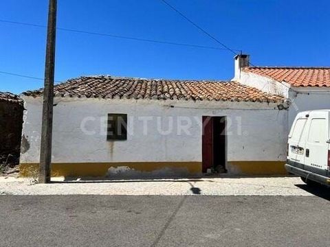 old house to recover, with about 112 m2 and land with about 2000 m2 with some trees, property inserted in a picturesque village of Alentejo, Ideal for those looking for peace and quiet