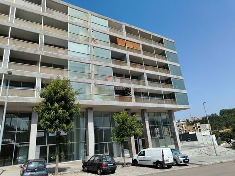 Fantastic 4 bedroom apartment, with a useful area of 184m2 located in Lordelo, municipality of Paredes, Porto. Built in 2008, all rooms are spacious, with lights built into the lowered ceilings, which give the apartment a modern look. This apartment ...