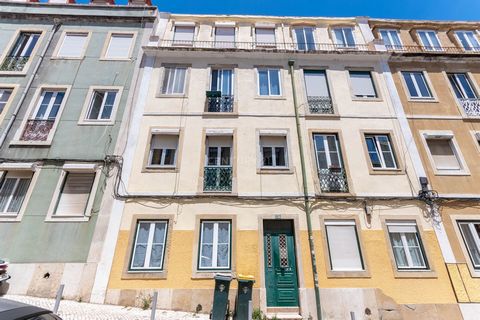 Apartamento T3, em Alcântara, que teve intervenção de forma a agregar dois dos quartos numa sala. Quarto interior; Casa de banho com janela muito espaçosa; Janelas recentes em PVC; Prédio sem elevador.