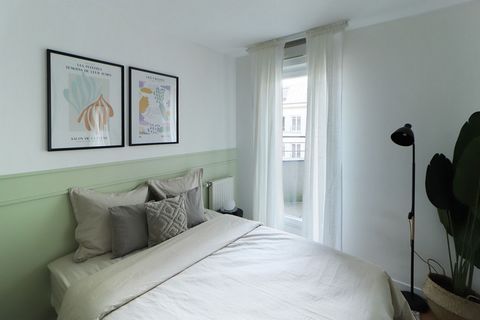 Saint-Denis is the perfect location for your future coliving bedroom! This fully-equipped 11 m² cocoon is ready to welcome you. Its light beige and pastel green colours create a soothing atmosphere. With a desk area for working in peace and a large w...
