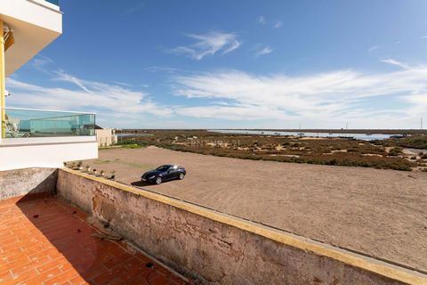 In the fishing village of Santa Luzia you will find this house in need of complete renovation. Located on the first line, with direct views of the Ria Formosa. Opportunity to build your ideal house, with a unique view over the estuary and the salt ma...