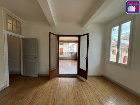 TOWN HOUSE Discover this large town house of more than 155 m² with terrace and garage. On the ground floor, a garage and an adjoining room, an entrance/vestibule of 12 m² with its cupboard. On the 1st floor a pleasant living room with bright fitted k...