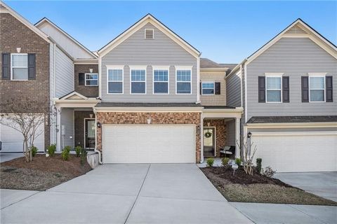 Lock and leave? Check! Close and convenient? Check! Move-in ready townhome in sought-after Chelsea just 2 miles north of Downtown Woodstock, 5 minutes from the Outlet Shoppes of Atlanta, and 1 minute to Publix? Check, check, check! Contemporary open ...