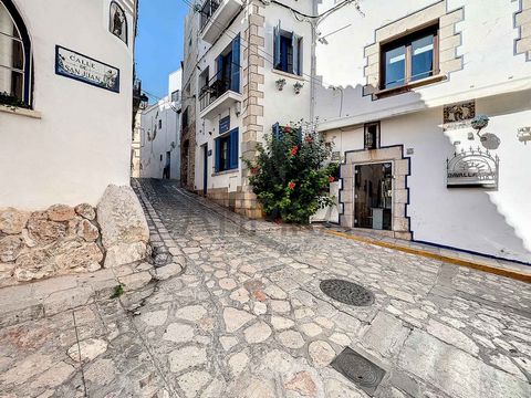 This property showcases the distinctive colonial style of Sitges and is situated in one of the most iconic areas of the town, providing breathtaking views of the old town and the sea. It enjoys a central location, just a few meters away from Sant Seb...