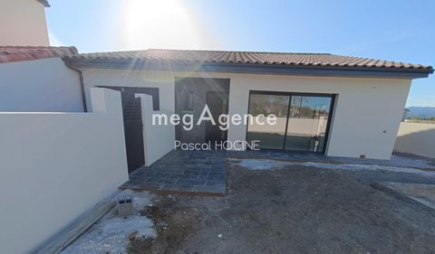 In a town with all amenities 20 km from Narbonne, in a quiet housing estate. beautiful new single-storey villa of 104 M2, a garage of 31 M2, RT 2020, on land of 373 M2 with swimming pool. It consists of an entrance, a WC, a beautiful living room of 4...
