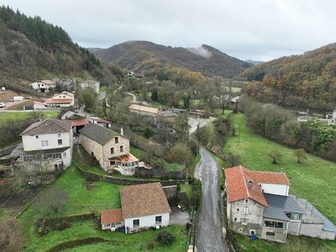 Village house South Aveyron Cénomes - Charming little village attached to the commune of Montagnol with amenities (bar, restaurant, petrol station, grocery store) Come and discover this village house to be completely renovated. A basement under the t...