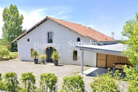 Discover this magnificent 17th-century farmhouse, tastefully renovated, located less than 5 minutes from the center of Peyrehorade and 35 minutes from the beaches of Anglet. It offers an exceptional quality of life and breathtaking panoramic views of...