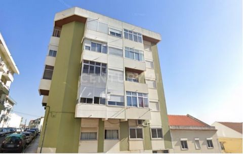 2 bedroom apartment with great potential in the center of Vialonga. Inserted in a building without an elevator but with a wide staircase and short flights between floors, you will find this apartment on the third floor, with excellent sun exposure. I...