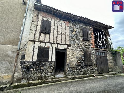 BARN WITH GARDEN In the heart of the village of Saleich, this barn to renovate on two levels measures 55.58 m². It has a pretty south-facing garden of 530 m². Urban planning certificate in progress. Fees charged to the seller AGENCE PYRENEES IMMOBILI...
