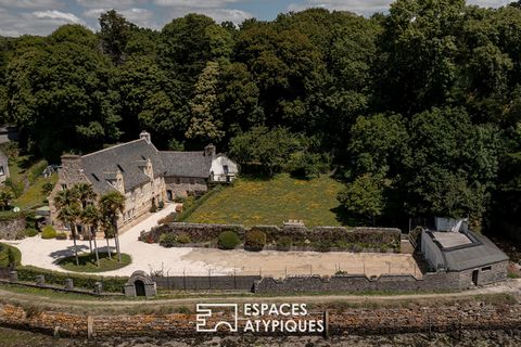 Situata in una zona tranquilla alla periferia di Brest, questa casa padronale di 295 m2 costruita su un terreno di 2971 m2 fu eretta nel 1657 sulla riva dell'Elorn. Sarete subito conquistati dalla sua vista mare, oltre che dalla presenza della tenuta...