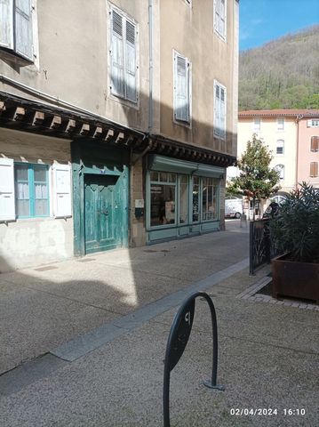 FOIX Local commercial au centre historique de la ville de Foix de 42m², surface totale, surface, carrez 27 m²il se compose d'une vitrine commerciale de 16 m², une de mezzanine, d'un local, une grande cave et une salle d'eau. Ce local commercial situe...
