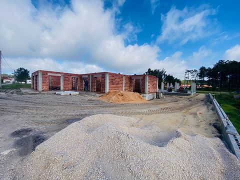 Construction already started. Single storey 4 bedroom house with pool, garden and garage for two cars in Pataias, Alcobaça parish. Modern-style house on a 680 m2 plot of land with a construction area of 304 m2. Privileged location with excellent sola...