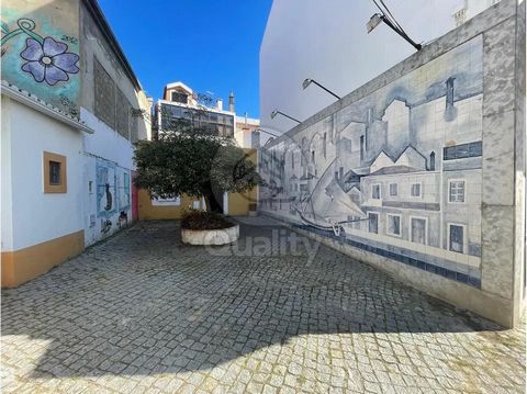 1 + 2 bedroom building for investment, in the Historic Area of the City of Barreiro. Property located in the center of Barreiro, for recovery, with high profitability, inserted in a set of rehabilitated buildings. - Schools, Kindergartens, Pharmacies...