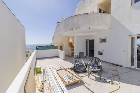 Denna fantastiska lägenhet ligger bara 100 meter från havet och är en unik möjlighet. Lägenheten har en öppen planlösning med ett helt nytt fullt utrustat kök och tillgång till en stor privat terrass som vetter mot öster med havsutsikt. Vardagsrummet...