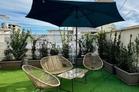 NICE CENTRE / FLEURS : Close to the sea, on the top floor of a prestigious listed Art-Deco building, come and discover this splendid 2-bedroom apartment, completely renovated with quality services. Living room with open equipped kitchen, two bedrooms...