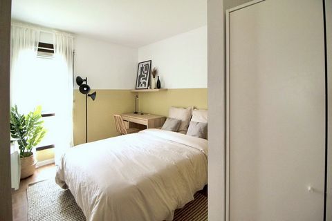 Welcome to Puteaux! Just a few minutes from Paris, we invite you to move into this cosy 11 m² bedroom. Located in a large, fully-appointed 100 m² flat, it includes an elegant sleeping area and a study, enhanced by shades of khaki and white. Welcome t...