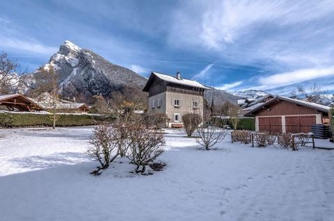 A great chance to purchase a large house in the heart of Samoen. This incredible property started as a farm building and was converted at the beginning of the 20th century to eventually become this pretty village house perfectly aligned with Criou. I...