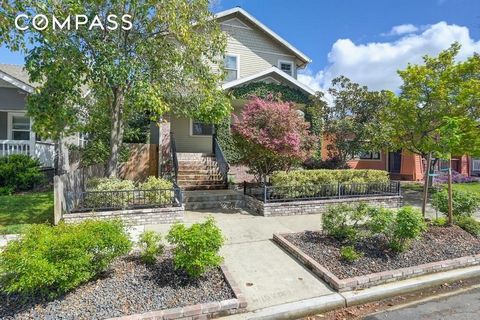 Charming 1915 craftsman bungalow, totally rebuilt in 2009 with tons of upgrades & modern amenities, centrally located to everything in the Midtown, East Sac, & Triangle District. Beautiful oak hardwood floors, high ceilings, open floor plan, chef's k...