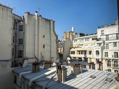 At 50 meters from the Champs-Elysées, the real estate agency Beuve-Méry offers on the 5th floor by elevator, a two-room apartment of 42 m² Carrez law. Composed of an entrance, a living room with parquet floor, a bedroom with storage, a bathroom, an e...