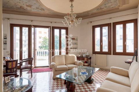 Mestre center apartment with habitable terrace in period context. We offer for sale a very bright apartment with two large habitable terraces. The property is located on the first floor of a building dating back to the early 1900s without a lift. The...