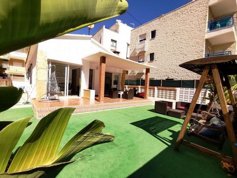 INCREDIBLE OPPORTUNITY! Charming 125 m2 villa on the second line of Gandia Beach, built on a 360 m2 plot..It consists of 5 bedrooms, 2 bathrooms, a fully equipped kitchen, a spacious living-dining room with direct access to a porch and a large terrac...