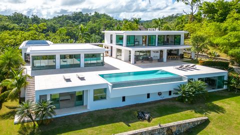 Unique villa for sale within Residencia Esperanza in El Portillo, 8 minutes from the city center. This 1,000 m2 (10,763 sq ft) villa is located on a lot of almost 6,000 m2 (1.5 acres). This modern design in combination with the landscaped garden and ...