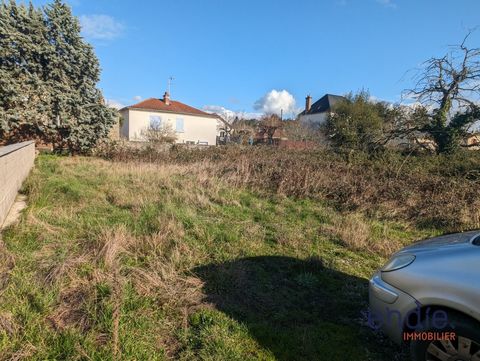 YZEURE-ENDIE IMMOBILIER-TERRAIN A BATIR Frédéric CANCRE et Michel MORGADO vous présentent sur la commune d' Yzeure, à 2 pas de la guerre, un terrain constructible de 900 m2. Son prix 55000€ FAI , honoraires à la charge du vendeur. N'hésitez pas à nou...