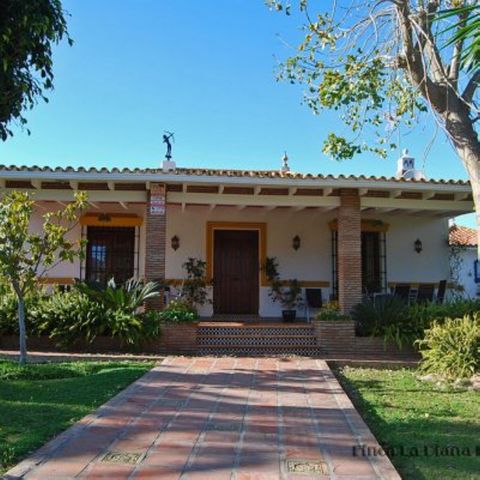 Andalusian Villa located on a plot of 12,000 square meters. With a 3000 m2 garden, mature with some trees over 100 years old, close to schools and shops, with easy access to the highway and close to Malaga airport. The villa has an attached guest hou...