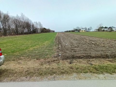 An agricultural plot adjacent to an asphalt road in the Przyłęk commune. Plot: -area of 84 hectares -rectangle -flat plot Dimensions: -width - 15.5 m -length - 540 m Available media: -current -Water supply -telephone Location: -Old Missal -plot no. 1...