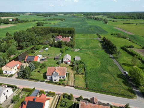 • 5854 m2 of plot area • half house approx. 109 m2 of usable area • by the S7 route • outbuildings •garage • by the S7 route • 21 km from Ostróda I offer for sale two plots of land with residential and farm buildings in the village of Liksajny, Miłom...