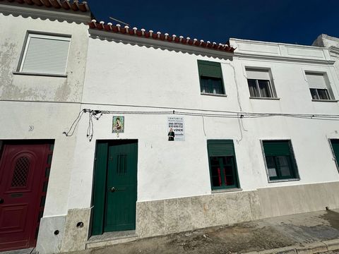 Come and discover this ground floor and 1 floor house with 4 rooms, in the center of the city of Moura. The villa consists of 2 bedrooms, 2 living rooms, kitchen, living room, 2 bathrooms, 17m2 backyard and terrace. Excellent location in the city cen...