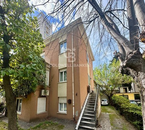Located in the prestigious residential area of Marina Centro, a few steps from the sea and the tourist area, but immersed in a quiet green area, we offer for sale an entire semi-detached building with two separate residential units, equipped with ind...