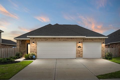 OPEN HOUSE SUNDAY, APRIL 21ST FROM 12PM - 4PM!!! Welcome home to 8022 Royal Palm Drive located on a quiet street in Polo Ranch West zoned to Lamar ISD! Walking into this gorgeous home you get a feel of just how grand everything is. This space showcas...