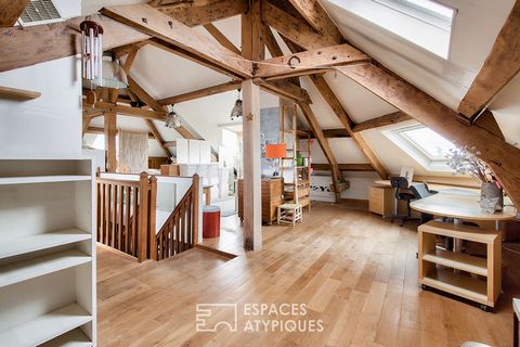 It is in Saint-Maurice, in the immediate vicinity of the Bois de Vincennes and the Charenton Ecoles metro station, that this Duplex of 128 m2 (Carrez law) is located. The set is rare and splendid. It overlooks the hospitals of Saint-Maurice, offering...